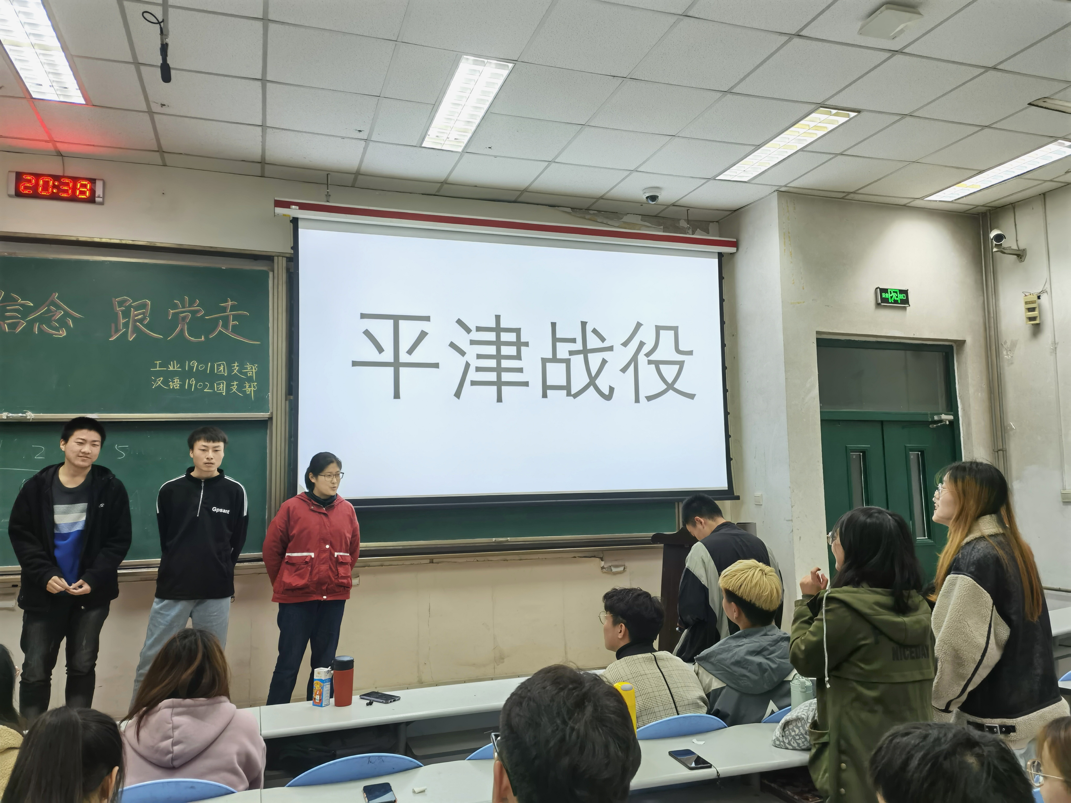 党史主题"你画我猜"游戏环节 徐畅摄