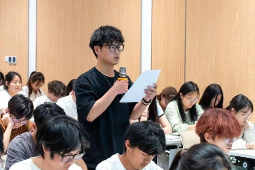 一群人正在听演讲 AI 生成的内容可能不正确。