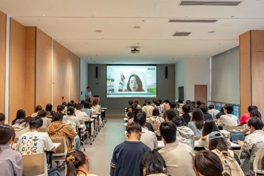 会议室里的人们 AI 生成的内容可能不正确。
