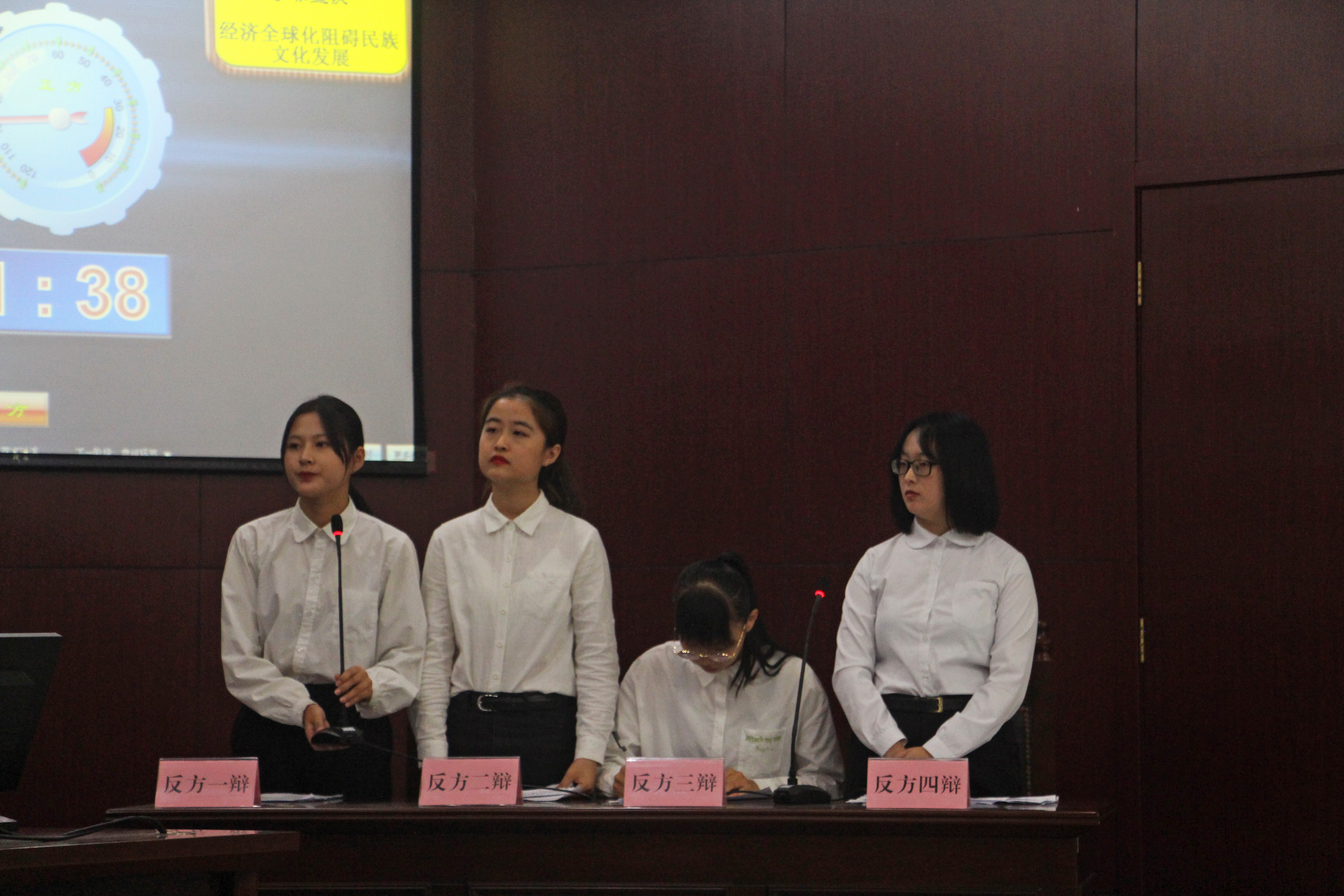 中文辩论赛反方辩手正在接受正方辩手质询 张润桐摄