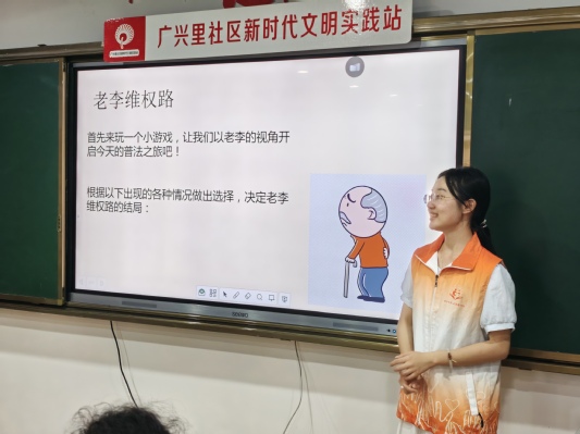 志愿者李雨蔚开展普法宣讲 董瑞摄