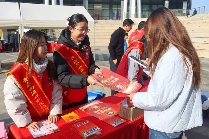 以热血青春，伴宪法同行！中石大（华东）志愿者开展宪法日活动