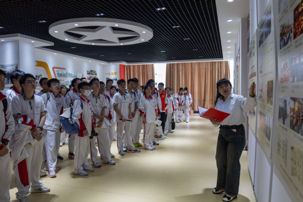 王宇江向58中杜威实验学校师生介绍团情团史 刘瀚文摄团情团史教育